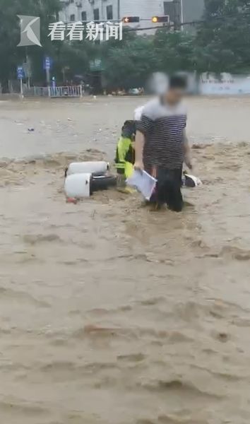 广东男子在回南天的考验下勇斗洪水