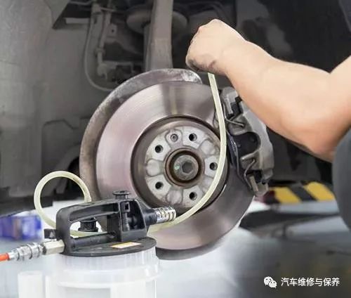 那么，如何判断刹车片是否需要更换呢？一般而言，有以下几个指标可以参考
