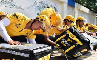 外卖小哥在人海中艰难移动，城市夜幕下的孤勇者