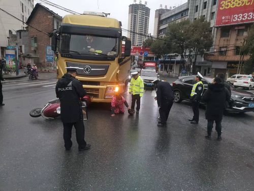 高速突发事故，司机慌乱、辅警迅速响应的紧急时刻