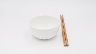 上海多部门回应女子在餐厅用餐时将纸巾扔进碗中事件