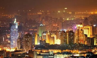 都市夜景，男子用创新方法灭虫，引网友热议