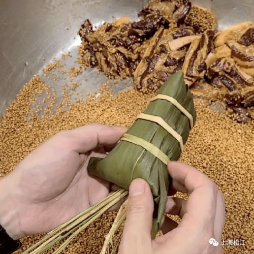 十一岁小将展粽艺 粽香飘逸显才情